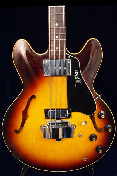 The EB-2D, just like the ES-335 guitar, had a central maple block, within which the bridge and pickups were mounted