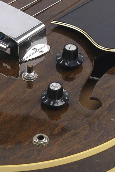 1969 Gibson EB2W - Detail of controls: volume, tone and baritone push-button switch