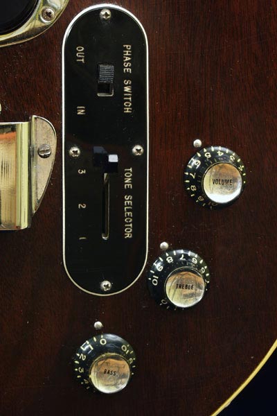 1969 Les Paul bass. Control knobs, tone and phase switches