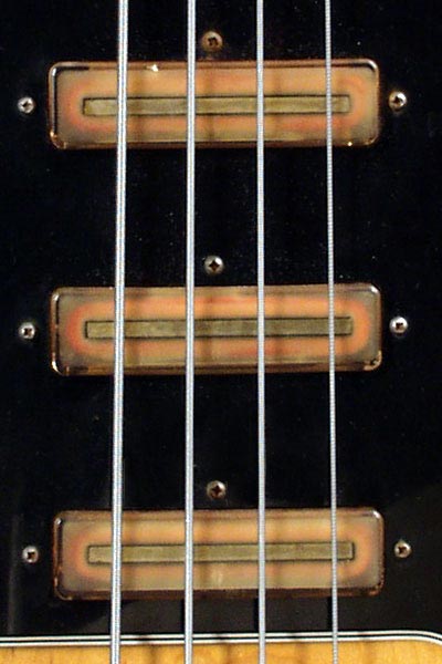 The Gibson G3 has three single-coil pickups, wired in humbucking configuration