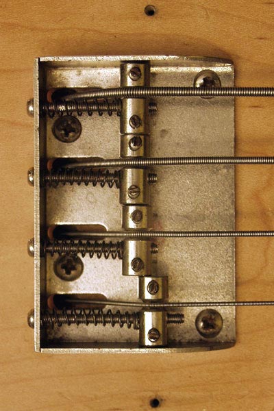Gibson G3 bass bridge detail