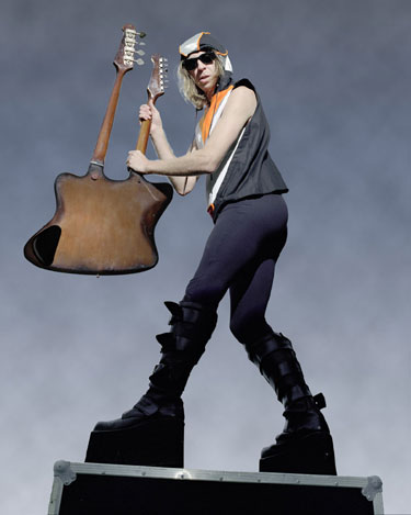 Promo shot of Julian Cope wielding the doubleneck Firebird / Thunderbird for his CORNUCOPEA festival at the South bank Centre, April 2000