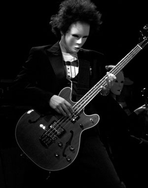 Justin playing live for Gnarls Barclay, April 2006