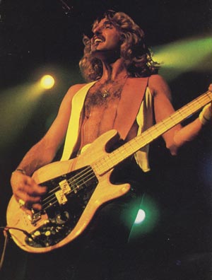 Dave Kiswiney playing a Gibson Ripper with Ted Nugent
